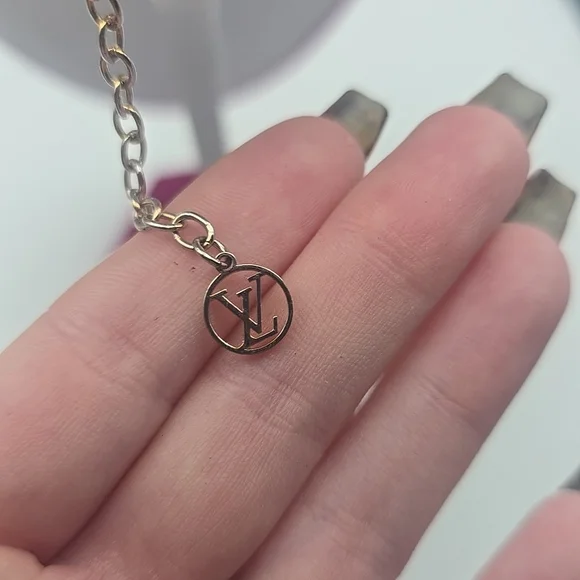 Louis Vuitton Essentiel V Gold Tone Pink Rhinestone Necklace (VERY GOOD)COA✨️💖✨ - Picture 7 of 11